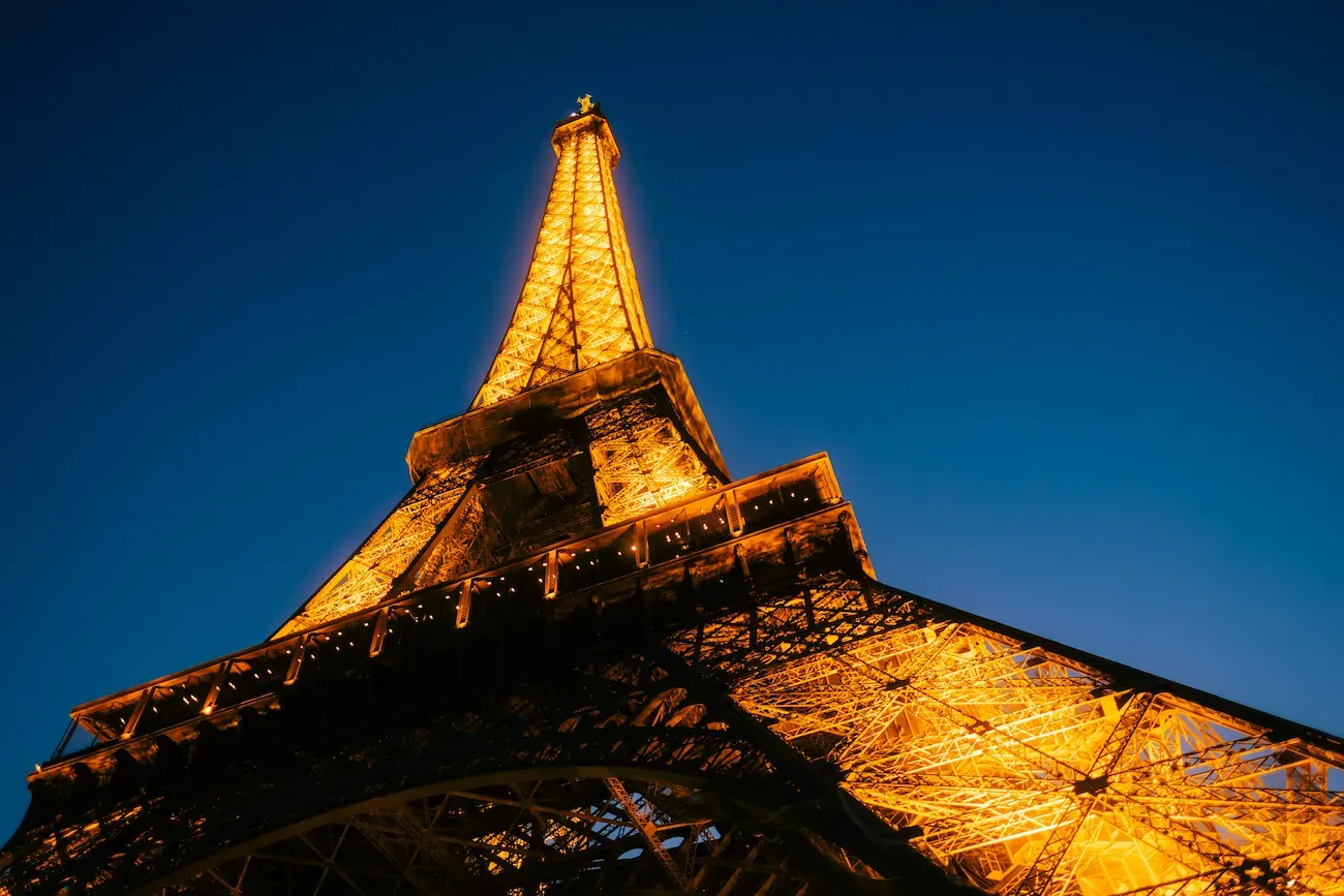 eiffel tower light up at night